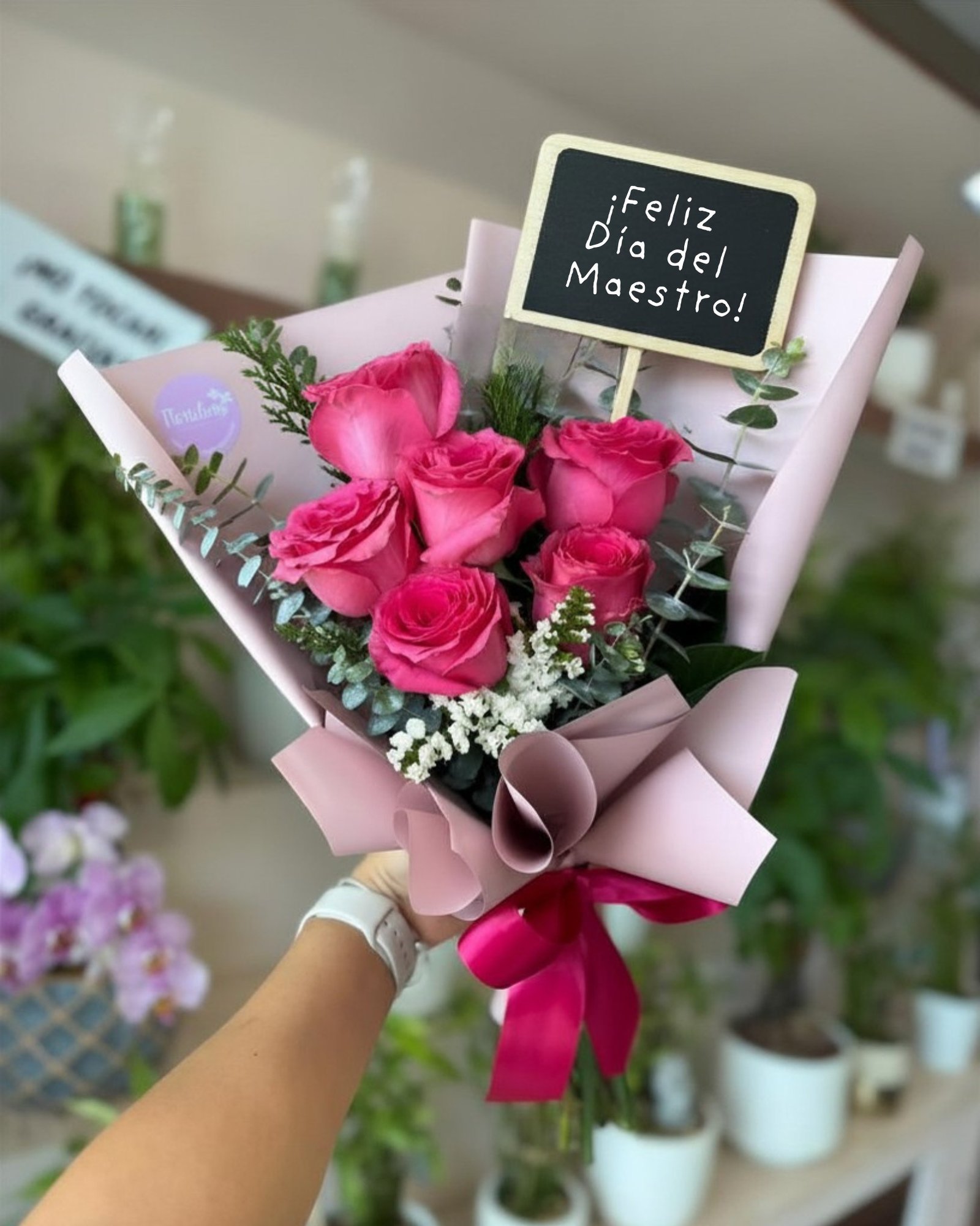 Enseñar deja huellas que duran toda la vida 🍎💐Este Día del Maestro, agradece su dedicación con un detalle que lo diga todo.Haz tu pedido hoy y sorprende a ese maestro o maestra especial con flores ✨📲 WhatsApp: https://wa.link/s1glww📞 (998) 287 3704🌐 www.florescancun.com.mx#DíaDelMaestro #flores #floreriacancun #flowers #regalos #cancun