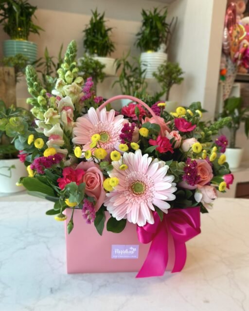 Un arreglito que alegra el día 🌸💖
Colores bonitos, flores frescas y ese toque especial que siempre se nota ✨
Perfecto para sorprender o darte un gustito porque sí 😉
📲 WhatsApp: 998 167 8206 https://wa.link/s1glww
📞 (998) 287 3704
🌐 www.florescancun.com.mx
#floresadomicilio #floreriacancun #arreglosflorales #floresbonitas #detalleslindos #florescancun #cancun