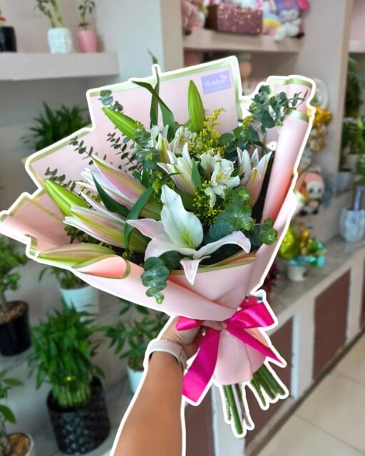 Hay formas de hacerle el día a alguien… esta viene envuelta en flores 💐🤍
Un ramo de lirios es de esos regalos que se disfrutan desde que llegan hasta que empiezan a abrir uno a uno.
¡Agenda tu pedido por WhatsApp!
📲 WhatsApp: 998 167 8206
📞 (998) 287 3704
#ramosdeflores #lirios #floresadomicilio #floreriacancun #florescancun #arreglosflorales