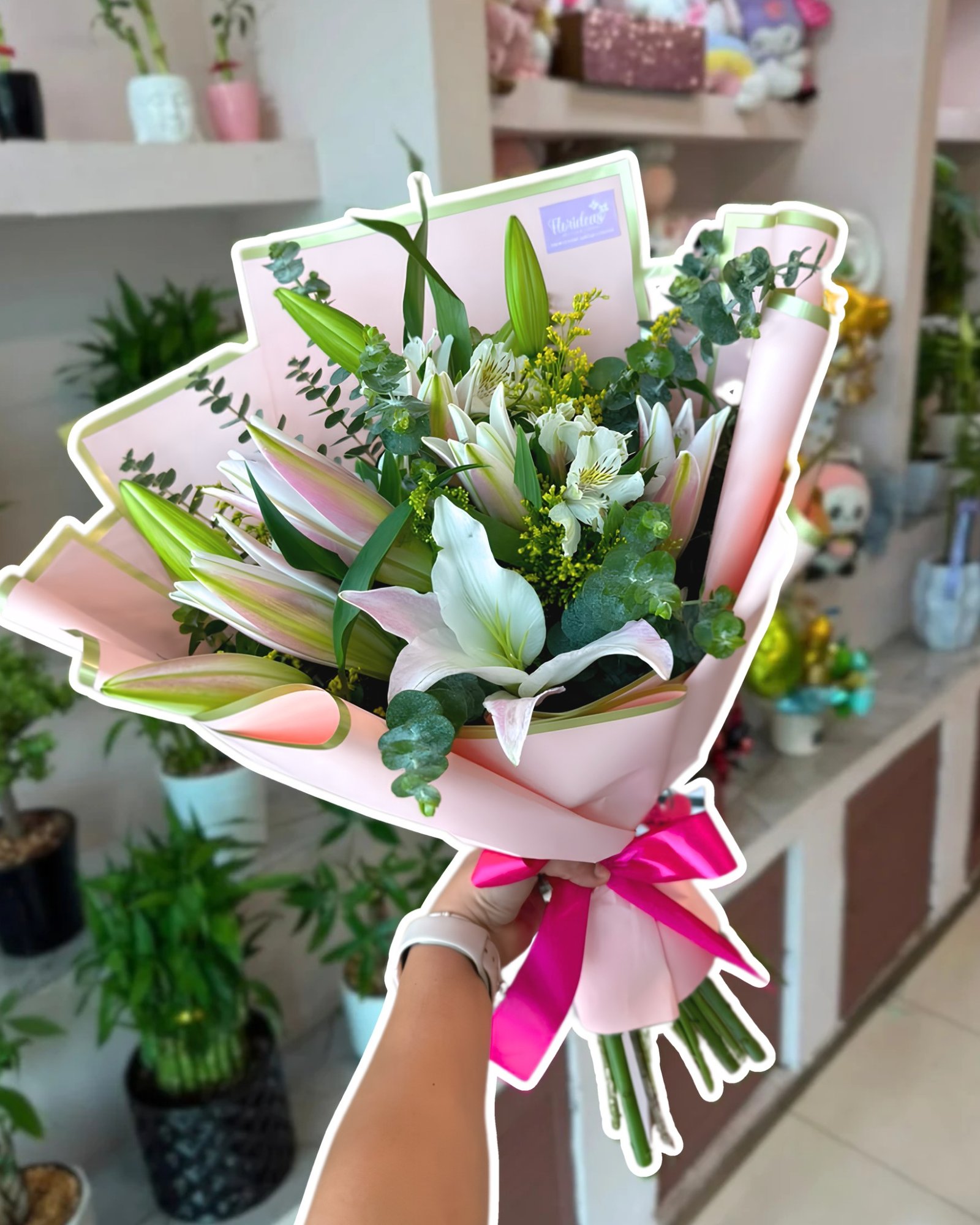 Hay formas de hacerle el día a alguien… esta viene envuelta en flores 💐🤍
Un ramo de lirios es de esos regalos que se disfrutan desde que llegan hasta que empiezan a abrir uno a uno.
¡Agenda tu pedido por WhatsApp!
📲 WhatsApp: 998 167 8206
📞 (998) 287 3704
#ramosdeflores #lirios #floresadomicilio #floreriacancun #florescancun #arreglosflorales