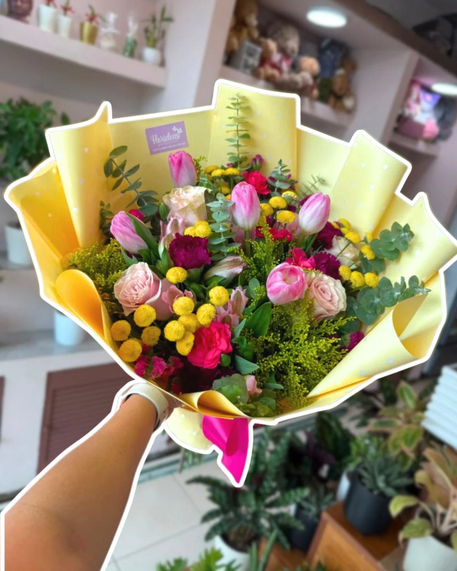 ¿Rosas o tulipanes? ¿Y si mejor los dos? 🌷💖
Una mezcla de colores, texturas y flores que nos encanta de principio a fin, porque cuando se trata de regalar flores, ¡nunca está de más un poquito de todo! 🌸
Escríbenos y pide tu ramo favorito:
📲 WhatsApp: 998 167 8206
📞 (998) 287 3704
🚚 Flores a domicilio en Cancún
#Florideas #Tulipanes #RamosDeFlores #FloreriaCancun #FloresADomicilio #ArreglosFlorales #FloresCancun
